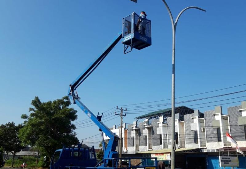 Rusak Akibat Ditabrak Mobil, 4 Lampu Jalan Diperbaiki