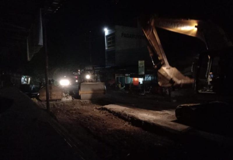 Malam Hari, PUPR Kota Muluskan Jalan Bangka