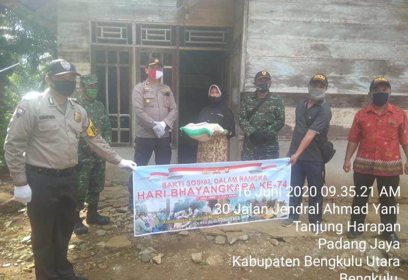 Peringati Hut Bhayangkara Ke-74, Polres BU Bagi Sembako