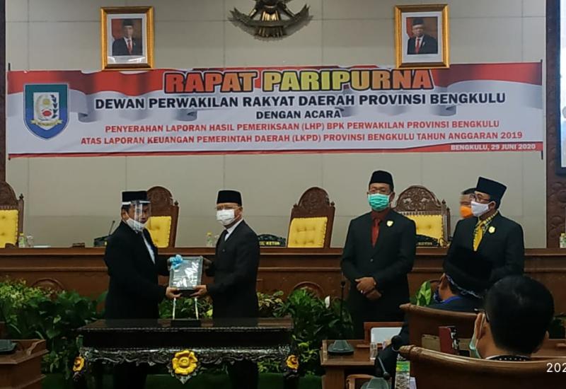 Paripurna DPRD Prov Perdana Ditengah Pandemi, BPK Serahkan LHP Atas LKPD Pemprov
