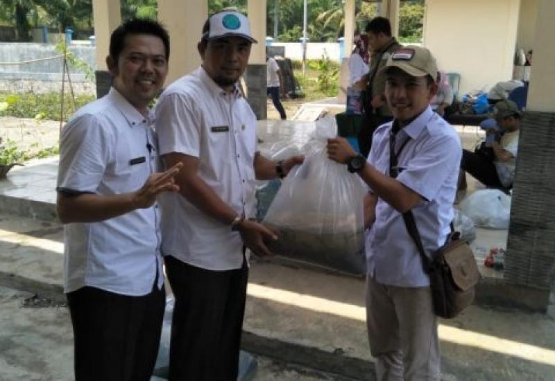 Bahagiakan Masyarakat, DKP Kota Bagikan 282 Ribu Ekor Bibit Ikan Lele