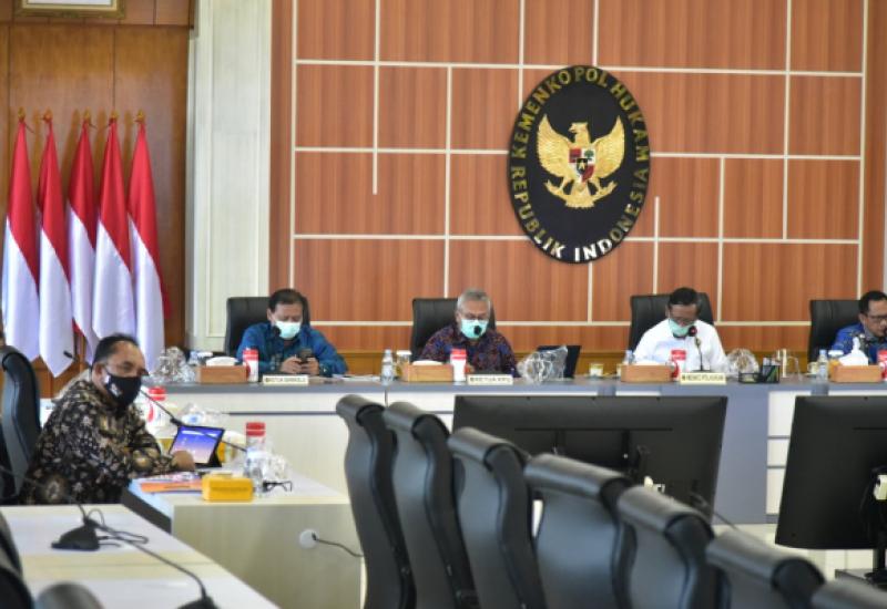 Ketua Bawaslu Abhan (Kiri), Ketua KPU Arif Budiman, Menteri Polhukan Mahfud MD, Menteri Dalam Negeri Tito Karnavian (Kanan) melakukan pertemuan pembahasan terkait Disiplin dan Penegakan Hukum Protokol Kesehatan di Gedung Kementerian Polhukam, Rabu (9/9/2020). Foto: Humas Bawaslu RI