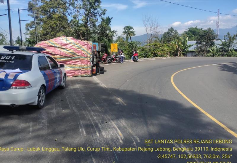 Hilang Kendali, Truk Lintas Provinsi Terguling