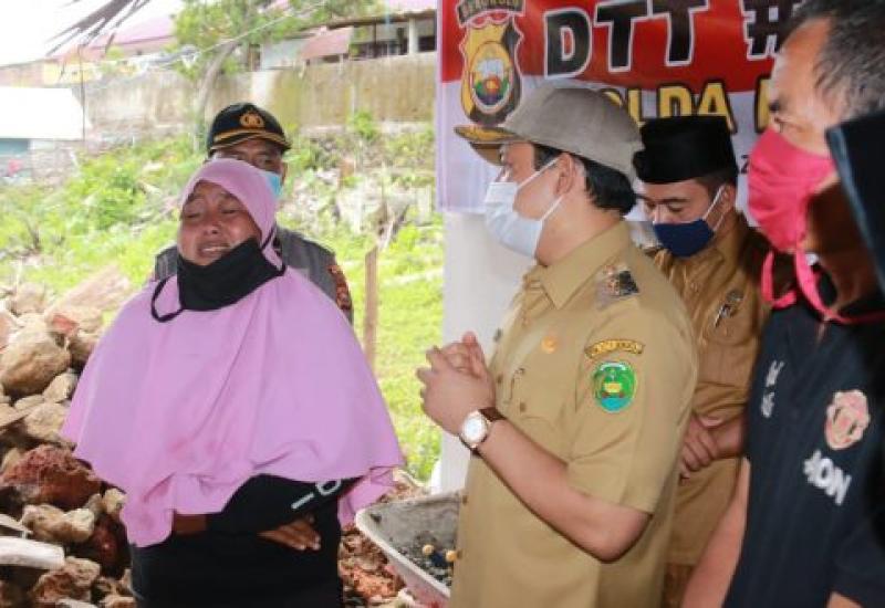 Tangis Haru Tukang Cuci Saat Dapat Bantuan Bedah Rumah