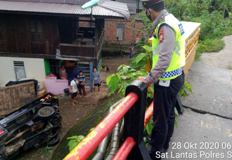 Masuk Jurang, Supir Pick Up Diduga Ngantuk