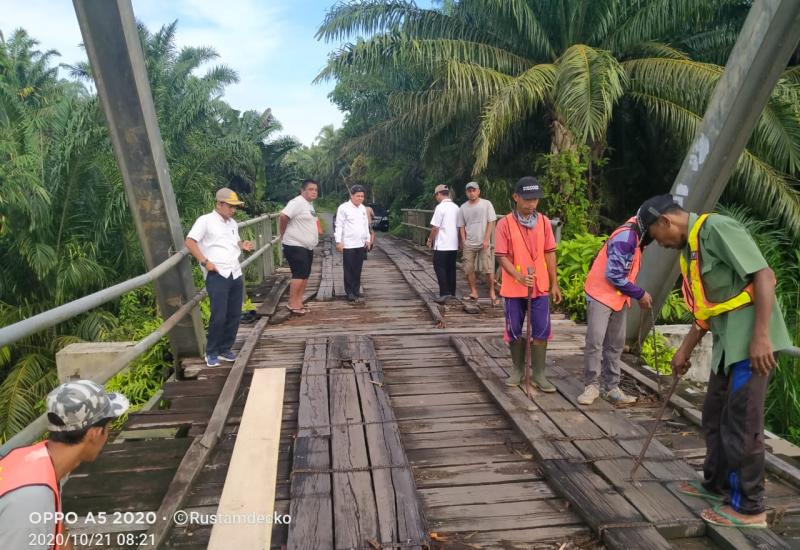 Respon Keluhan Masyarakat, PUPR Mukomuko Perbaiki Jembatan Desa Rawa Bangun