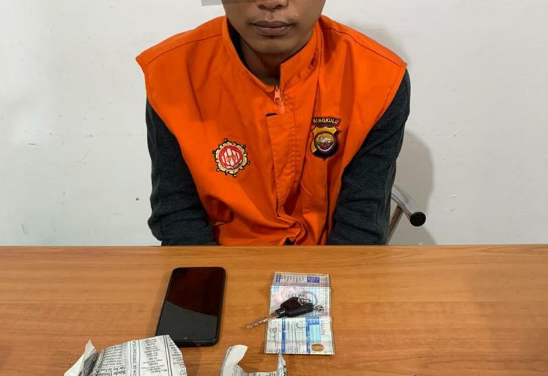 Polisi Tangkap Pengedar Ganja Saat Berada di Pagar Dewa