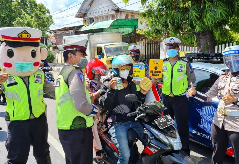 Bukan Tilang, Operasi Zebra Polres Situbondo Malah Beri "Hadiah" ke Pengendara
