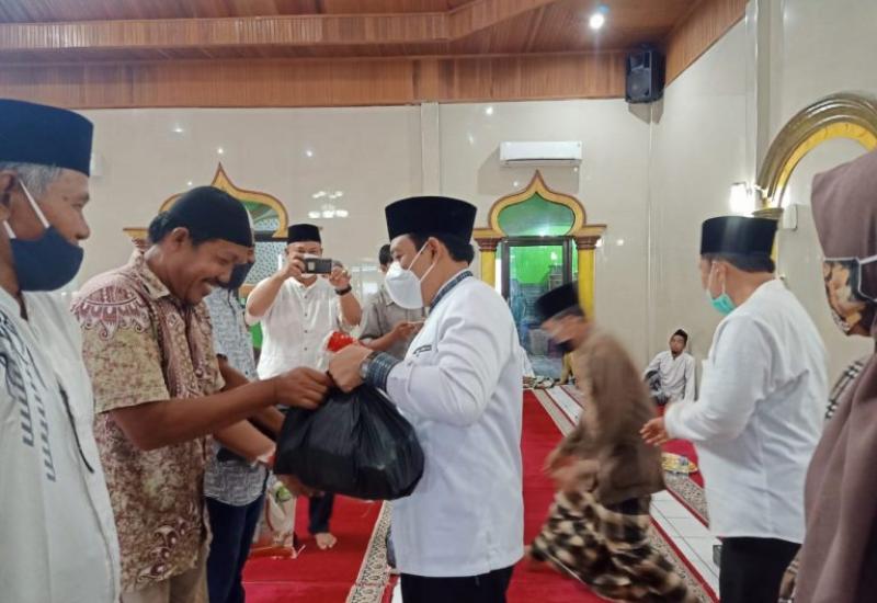 Guru Ngaji, Rubiyah dan Penggali Kubur di Kelurahan Bajak Dapat Sembako