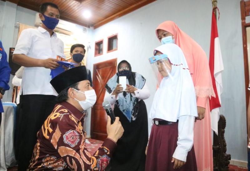Bahagia Dapat Seragam Gratis, Zaskia : Makasih ya Pak