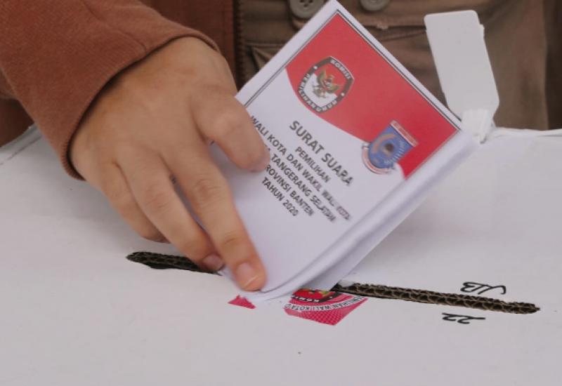 Pemilih memasukkan surat suara ke dalam kotak suara usai menggunakan hak pilihnya dalam Pilkada 2020 di Tangerang Selatan, Rabu (9/12/2020)/foto: Nurisman (Humas Bawaslu RI).