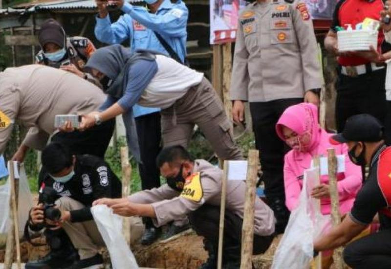 Lahan Padepokan Nur Al-Islah Ditebar Bibit Lele dan Sorghum