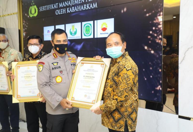  Wakili Kapolri, Kabarharkam Serahkan Sertifikat Gold Reward Obvitnas ke Lima Perusahaan
