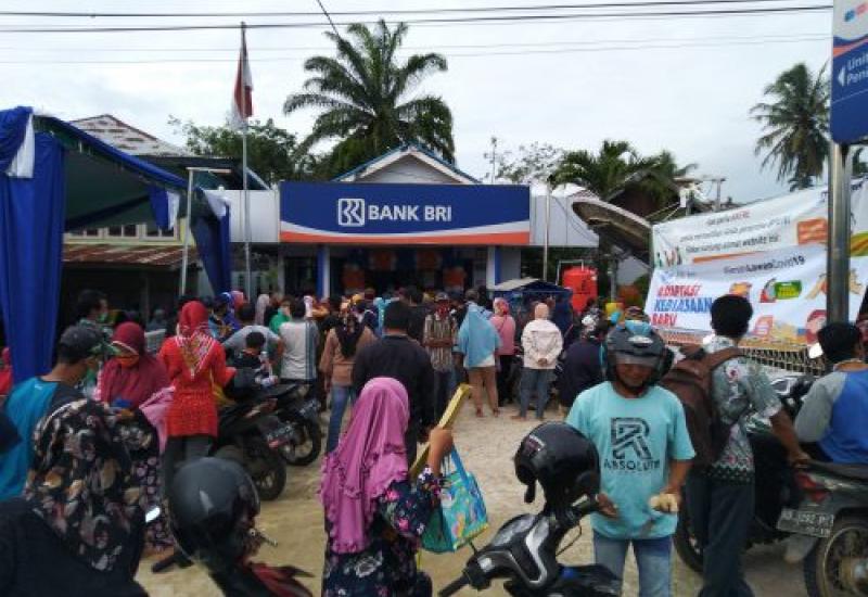 Kemarin, ( Senin, 14/12/20 ) pukul 09.00 WIB, anggota Polres Seluma membubarkan paksa kerumunan masyarakat yang tengah mengantre pengambilan Bantuan Pemerintah Usaha Mikro (BPUM) di Bank Rakyat Indonesia (BRI) di sejumlah titik.  Hal tersebut dilakukan karena warga tidak lagi memperhatikan protokol kesehatan dan kerumunan masyarakat pun terjadi di seluruh titik. Tak ayal, inilah menjadi alasan utama untuk dibubarkan.  “Saya sudah dapat laporan masyarakat, sehingga aktivitas pembagian BPUM di bank tersebut u