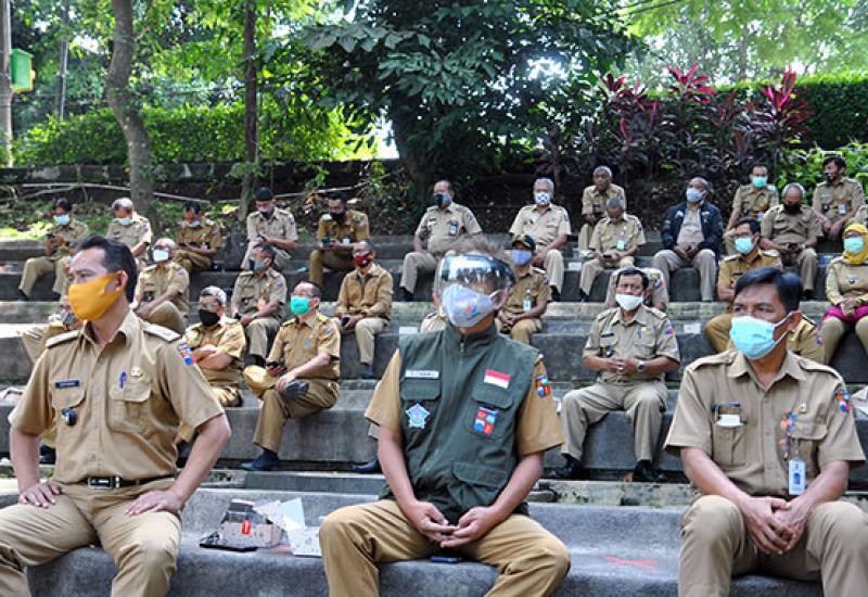 Sejumlah Aparatur Sipil Negara (ASN) di lingkungan kerja Pemerintah Kota Bogor mengikuti rapat di Taman Ekspresi, Kota Bogor, Jawa Barat, Senin (9/11/2020). Pemerintah Kota Bogor mengijinkan penggunaan taman kota untuk kegiatan rapat dan pertemuan perkantoran dengan tetap menerapkan protokol kesehatan pencegahan penularan COVID-19 di masa Pembatasan Sosial Berbasis Mikro dan Komunitas (PSBMK). - (antarafoto)
