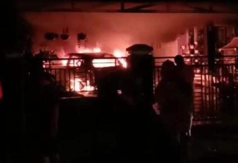 Dilalap Si Jago Merah, Garasi Rumah Hangus Terbakar Beserta Mobil