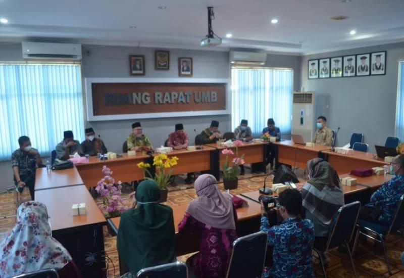 Menurut Dr. Sakroni, M.Pd, persoalan sampah memamg bukan hanya urusan dan kepentingan Pemerintah Kota Bengkulu saja, namun merupakan urusan dan kepentingan seluruh masyarakat di Kota Bengkulu.  Maka dari itu pihaknya (UMB) siap bekerjasama dan kolaborasi denga Pemkot Bengkulu untuk sama-sama mengatasi persoalan sampah, dimana para mahasiswa UMB akan diperbantukan dalam hal mengedukasi masyarakat.  Ini disampaikannya saat rakor bersama Wakil Walikota Bengkulu Dedy Wahyudi, Kamis (21/1/2021) yang sengaja data