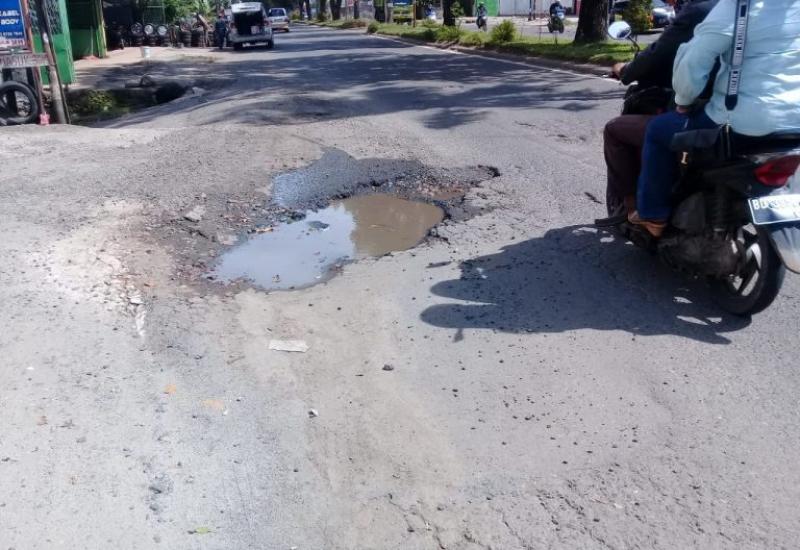Jalan berlubang
