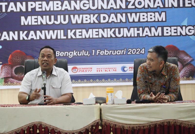 **Inspektur Wilayah II, Lilik Sujandi: Kunci Sukses Zona Integritas WBK dan WBBM Kemenkumham Bengkulu**  *Bengkulu* – Inspektur Wilayah II, Bapak Lilik Sujandi, menyampaikan kunci sukses pembangunan zona integritas menuju WBK dan WBBM oleh Kantor Wilayah Kementerian Hukum dan HAM (Kemenkumham) Bengkulu. Acara penguatan dan pendampingan ini diadakan di Ruang Soekarno Kantor Wilayah Kemenkumham Bengkulu pada tanggal 1 Februari 2024.  Dalam sambutan, Kepala Kantor Wilayah Kemenkumham Bengkulu, yang dibacakan o