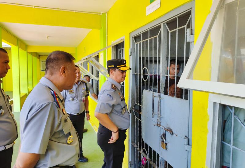 Bengkulu - Bertempat di Lembaga Pembinaan Khusus Anak (LPKA) Kelas II Bengkulu. Kadivpas Bengkulu (Teguh Wibowo) melakukan kunjungan kerja dalam rangka monitoring pelaksanaan tugas dan fungsi serta sarana dan prasarana di LPKA Kelas II Bengkulu. Dalam kunjungan ini, Kadivpas Bengkulu didampingi oleh Kepala LPKA Kelas II Bengkulu (Sri Harmowo), jajajaran pejabat struktural, staff dan regu pengamanan LPKA Kelas II Bengkulu, Selasa (28/05/2024).  Kadivpas Bengkulu Teguh Wibowo meninjau langsung Sarana dan pras