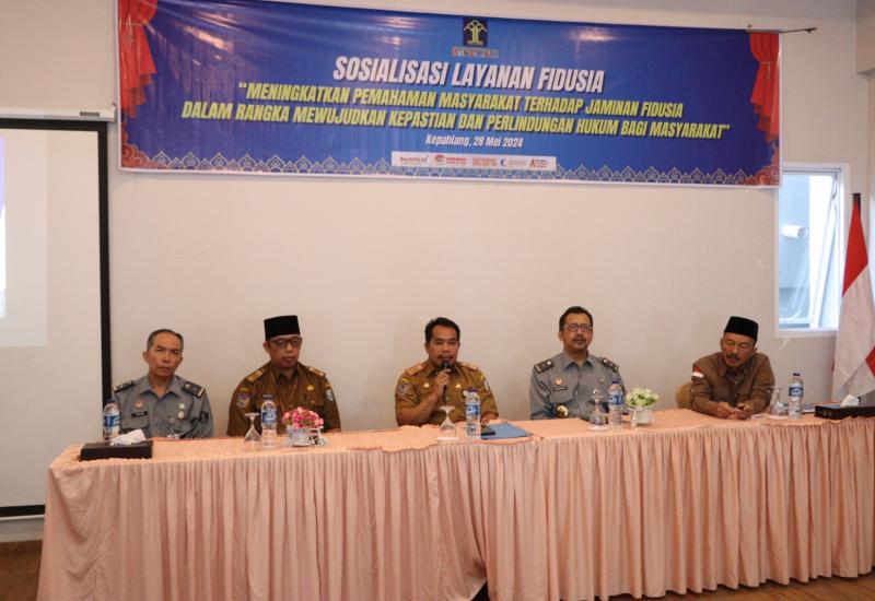 Kepahiang (28/05/24) – Mewujudkan kepastian dan perlindungan hukum bagi masyarakat serta meningkatkan pemahaman masyarakat terhadap Jaminan Fidusia Kantor Wilayah Kementerian Hukum dan Hak Asasi Manusia (Kanwil Kemenkumham) Bengkulu mengadakan Sosialisasi Layanan Fidusia di Hotel Mutiara Kabupaten Kepahiang.  Acara ini dibuka oleh Sekretaris Daerah (Sekda) Pemkab Kepahiang, Hartono, beliau mengapresiasi dan mengucapkan terima kasih atas kepercayaan Kanwil Kemenkumham Bengkulu menggelar Sosialisasi Layanan F