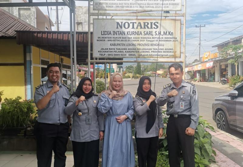 Lebong – Kantor Wilayah Kementerian Hukum dan Hak Asasi Manusia Bengkulu telah melaksanakan kegiatan monitoring dan evaluasi terkait Analisis Strategi Kebijakan Hukum dan HAM di Kabupaten Lebong, Selasa (25/06/2024).  Kegiatan ini bertujuan untuk mengumpulkan data lapangan mengenai implementasi Peraturan Menteri Hukum dan HAM Nomor 16 Tahun 2021 yang mengatur tentang Susunan Organisasi, Tata Cara Pengangkatan dan Pemberhentian, serta Anggaran Majelis Pengawas Notaris.  Dalam pelaksanaannya, tim yang terliba