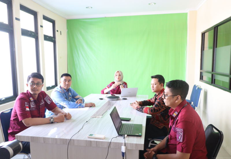 Dalam rangka penyusunan formasi, analisis jabatan, dan peta jabatan di lingkungan Kementerian Hukum dan Hak Asasi Manusia, Kanwil Kemenkumham Bengkulu mengikuti rapat virtual yang diadakan pada hari Kamis (4/7/2024) di Ruang Media Centre.  Rapat ini dihadiri secara virtual oleh Kepala Kantor Wilayah (Santosa) yang diwakili oleh Kepala Sub Bagian Kepegawaian, TU dan RT (Christa Sthephanie N.T) dan staf subbag Kepegawaian, TU dan RT. Hadir pula sebagai narasumber salah seorang Tim Pokja Perencanaan dan Pengad