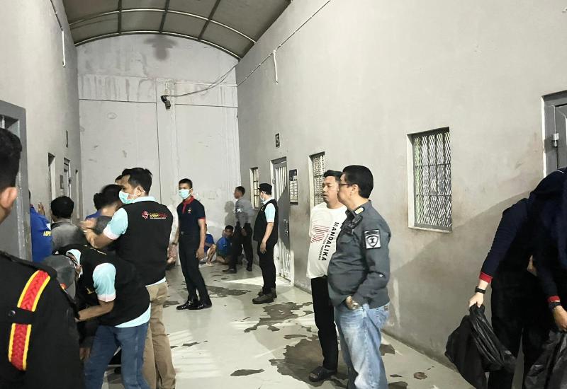 BENGKULU - Pada Selasa (23/07/2024), Kanwil Kemenkumham Bengkulu melalui Divisi Pemasyarakatan melakukan penggeledahan di blok hunian WBP pada Lapas Kelas IIA Bengkulu. Mewakili Kepala Kantor Wilayah (Santosa), Kepala Divisi Pemasyarakatan (Teguh Wibowo) didampingi oleh Kepala Bidang Keamanan (Candra Kushendar), Kepala Bidang Pembinaan (Andi Mulyadi) beserta jajaran melaksanakan kegiatan dalam rangka meminimalisir adanya barang-barang terlarang seperti handphone, obat-obatan maupun senjata tajam di dalam ka