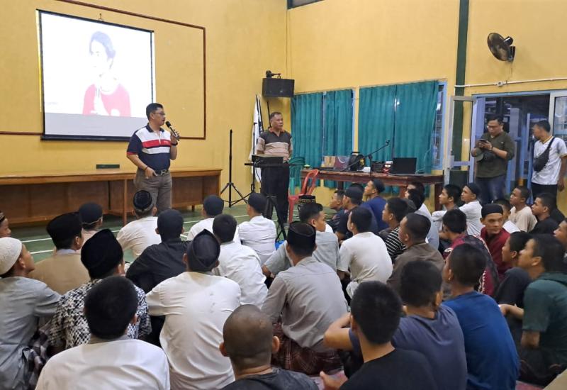 Bengkulu, 29 Juli 2024 – Dalam rangka memperingati Hari Anak Nasional, Lembaga Pembinaan Khusus Anak (LPKA) Kelas II Bengkulu menggelar nonton bareng (nobar) pertandingan Final AFF U-19 antara Timnas Indonesia U-19 dan Thailand U-19. Kepala Divisi Pemasyarakatan Kemenkumham Bengkulu, Teguh Wibowo, bersama jajaran serta petugas LPKA turut hadir dalam acara ini. Nobar yang berlangsung di Aula LPKA Bengkulu ini juga dihadiri oleh Kabid Pembinaan Andi Mulyadi, Kepala LPKA Bengkulu Sri Harmowo, dan pejabat lainn