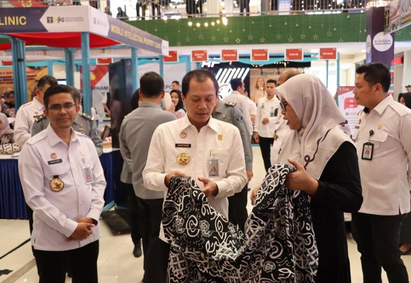  Kakanwil Kemenkumham Bengkulu, Santosa, memantau langsung pelaksanaan Kumham Padek Expo 2024 di Bencoleen Indah Mall, Rabu (7/8/2024), didampingi oleh para Pimti Pratama.