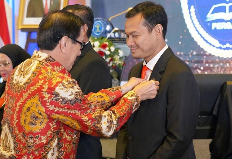 Menteri Hukum dan Hak Asasi Manusia (Menkumham) Yasonna H. Laoly saat menghadiri Rapat Koordinasi Teknis Jabatan Fungsional Analis Hukum, sekaligus mengukuhkan pembentukan Organisasi Profesi Jabatan Fungsional Analis Hukum Persahi, di Jakarta, Rabu (07/08/2024).