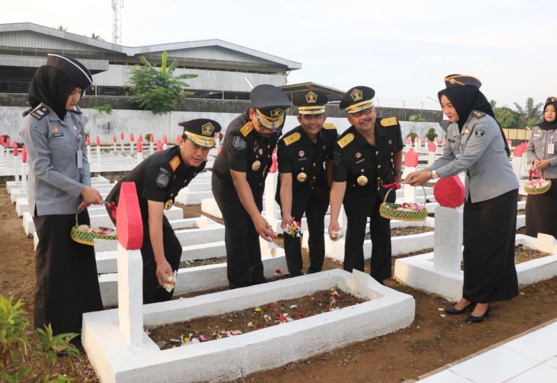 Jajaran Kantor Wilayah Kementerian Hukum dan HAM (Kanwil Kemenkumham) Bengkulu menggelar upacara ziarah dan tabur bunga di Taman Makam Pahlawan (TMP) Balai Buntar, Bengkulu, pada Jumat (9/8/2024). 