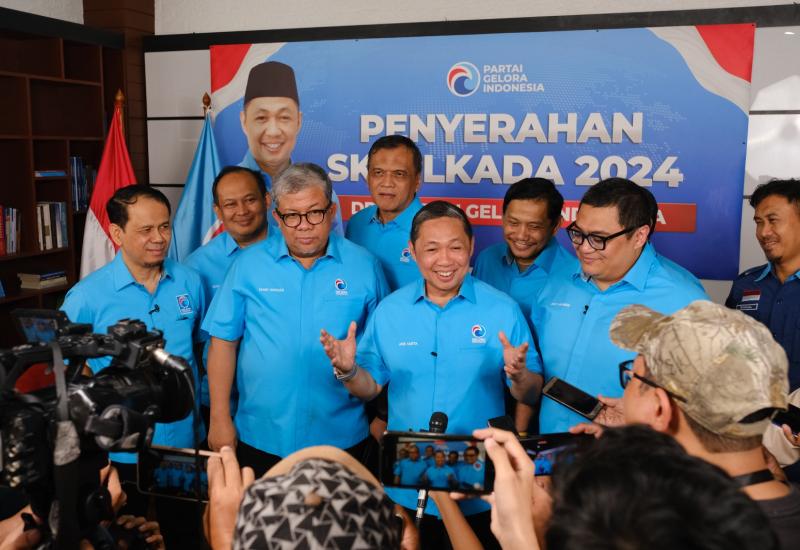 Jakarta - Ketua Umum Partai Gelombang Rakyat (Gelora) Indonesia Anis Matta menyerahkan 14 rekomendasi form B1KWK Surat Keputusan (SK) dukungan calon kepala daerah (Cakada) dan calon wakil kepala daerah Pilkada 2024 gelombang I di sejumlah daerah.  "Bangsa kita saat ini, perlu energi dari bapak-bapak dan ibu-ibu semua calon pimpinan di daerah. Insya Allah ditakdirkan menang," kata Anis Matta saat menyampaikan sambutan penyerahan 14 SK Pilkada 2024 di Gelora Media Center (GMC), Jakarta, Senin (12/8/2024).  Me