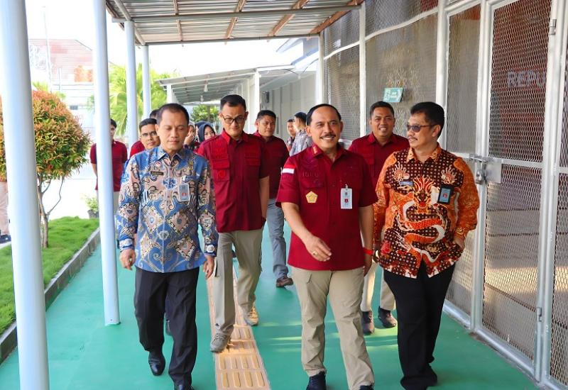 Bengkulu – Staf Ahli Bidang Politik dan Keamanan Menteri Hukum dan HAM, Ibnu Chuldun, melaksanakan kunjungan kerja ke sejumlah Unit Pelaksana Teknis (UPT) Pemasyarakatan di Kota Bengkulu pada Kamis (22/8/2024). Kunjungan ini bertujuan untuk meninjau langsung pelaksanaan pembangunan Zona Integritas menuju Wilayah Bebas dari Korupsi (WBK) dan Wilayah Birokrasi Bersih dan Melayani (WBBM) di wilayah tersebut.  Dalam kunjungan tersebut, Ibnu Chuldun didampingi oleh Kepala Kantor Wilayah Kementerian Hukum dan HAM