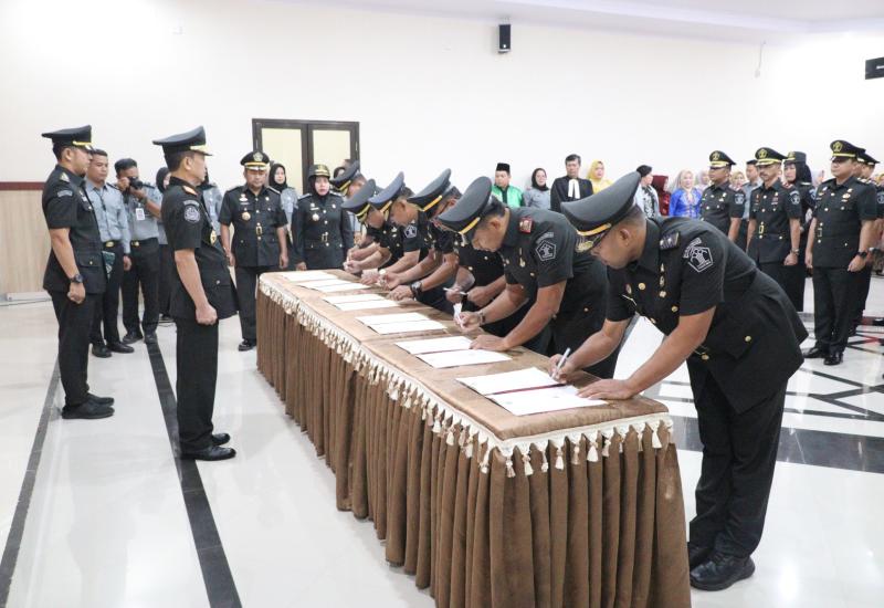 Bengkulu– Kepala Kantor Wilayah (Kakanwil) Kementerian Hukum dan Hak Asasi Manusia Bengkulu, Santosa, memimpin langsung upacara pelantikan 29 pejabat manajerial di lingkungan Kanwil Kemenkumham Bengkulu pada Selasa (27/8/2024). Bertempat di Aula Soekarno, acara ini juga sekaligus menjadi momen serah terima jabatan Kepala Unit Pelaksana Teknis di Lingkungan Kanwil Kemenkumham Bengkulu. Pelantikan tersebut berdasarkan Surat Keputusan Menteri Hukum dan HAM Republik Indonesia Nomor M.HH-30.KP.03.03 Tahun 2024 y