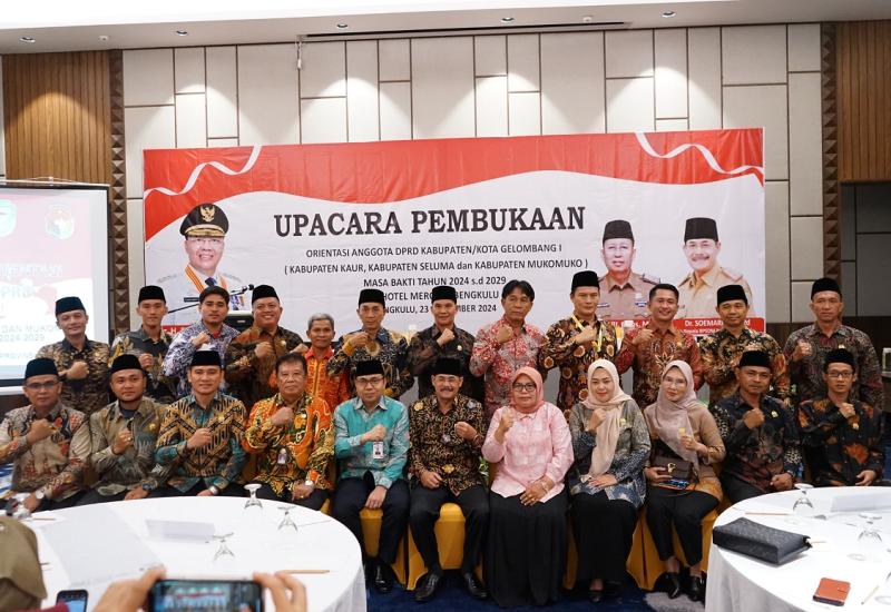 Sebagai langkah untuk memperkuat peran dan fungsi legislasi di tingkat daerah, Orientasi Anggota DPRD Kabupaten/Kota di Provinsi Bengkulu menjadi sebuah kesempatan yang krusial bagi para wakil rakyat.  Acara ini dirancang untuk meningkatkan pemahaman anggota DPRD tentang tugas dan tanggung jawab mereka, serta menekankan pentingnya komitmen dan kolaborasi dalam menjalankan amanah dari masyarakat.  Asisten I Setda Provinsi Bengkulu, Khairil Anwar, yang hadir pada pembukaan ini menyampaikan selamat kepada para
