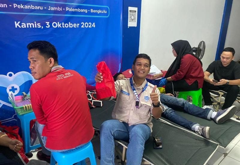 Siaran Pers   HUT XL Axiata Ke-28 Karyawan XL Axiata Gelar Donor Darah di 5 Kota Sumatera     MEDAN, 3 OKTOBER 2024. Menyambut HUT XL Axiata ke-28, karyawan XL Axiata menggelar aksi donor darah serentak 5 kota di Sumatera. Kegiatan donor darah ini serentak dilaksanakan di Kantor XL Axiata di Medan, Pekanbaru, Jambi, Bengkulu, dan Palembang, Kamis (3/10). Hasil dari aksi sosial ini akan disalurkan kepada Yayasan Onkologi Anak Medan (YOAM) untuk selanjutnya didistribusikan ke anak-anak penderita kanker di Med