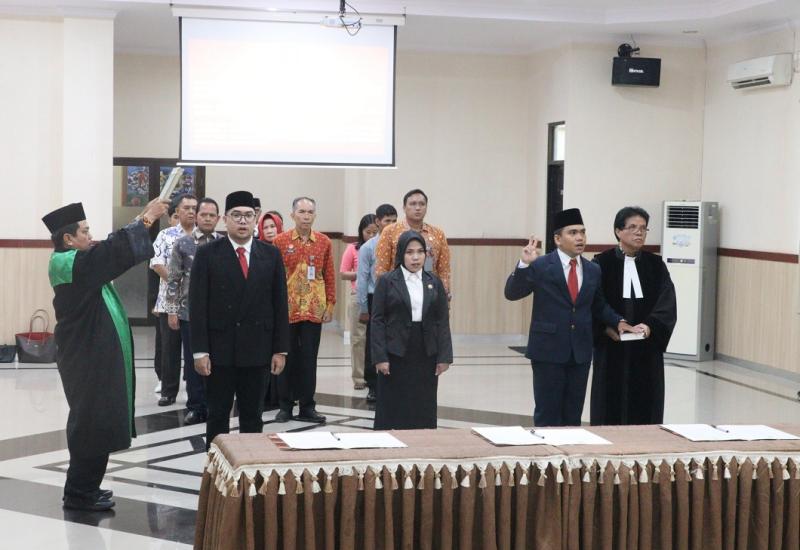 Bengkulu – Kepala Kantor Wilayah Kementerian Hukum dan HAM Bengkulu, yang diwakili oleh Kepala Divisi Pelayanan Hukum dan HAM, Ernie Nurheyanti Miceleni Toelle, melantik dan mengambil sumpah tiga notaris pengganti di Aula Soekarno Kanwil Kemenkumham Bengkulu, pada Jum,at (04/10/24). Mereka yang dilantik adalah Seli Oktaviana, Tri Ari Novandi Sinaga, dan Muhamad Aulia Fadhlan.  Hadir dalam acara tersebut antara lain Kadiv Administrasi, Machyudhie, Kadiv Pemasyarakatan, Teguh Wibowo, Kadiv Keimigrasian, Vikto