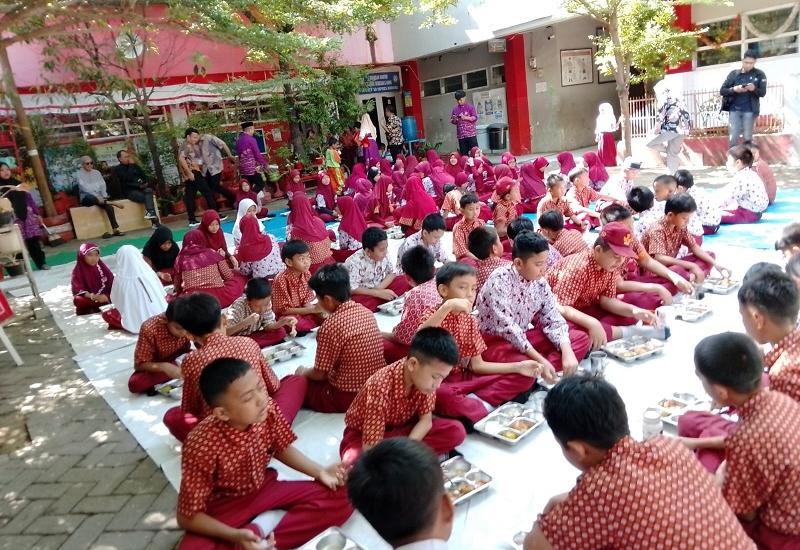Pelaksanaan Makan Bergisi Gratis (MBG) dengan penerapan uji coba Dapur Sekolah di SDN Borong, Kec. Manggala, Kota Makassar, Kamis, (02/10/2025), lancar, tanpa ada kasus keracunan.