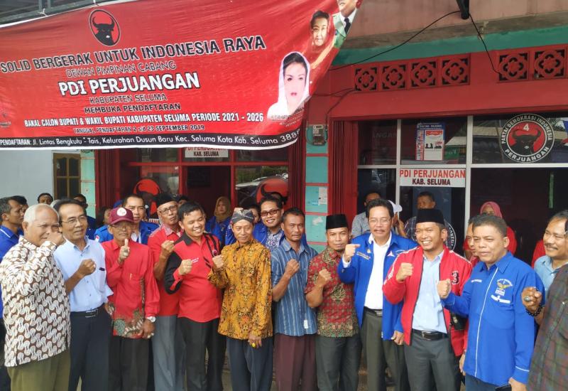 Balon Bupati dan Wakil Bupati berswafoto bersama Tim Penjaringan PDI Perjuangan Kabupaten Seluma