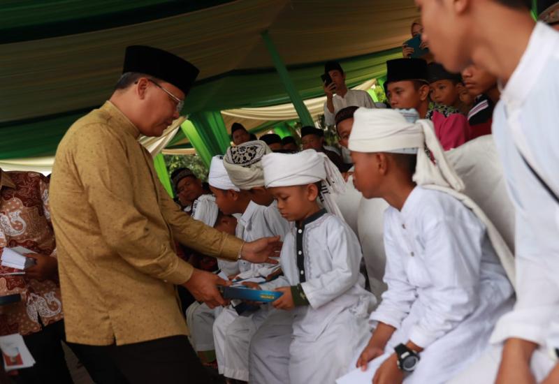 Peresmian Masjid juga ditandai pemberian santunan terhadap anak-anak Panti Asuhan.
