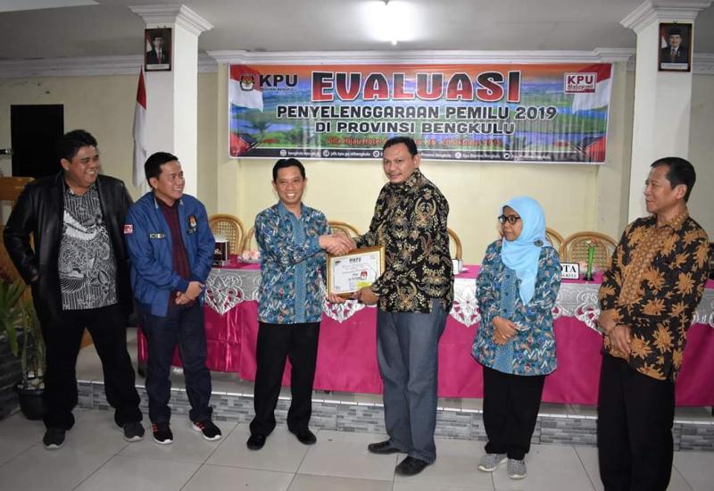 Ketua KPU provinsi Bengkulu serahkan penghargaan kepada KPU Kabupaten Mukomuko