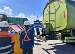 PTP Nonpetikemas Bengkulu Perdana Operasikan Layanan Drop Tank Curah Cair di Pelabuhan Pulau Baai