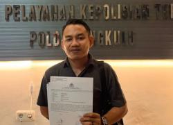 Kasus dugaan kekerasan di tempat hiburan malam Kota Bengkulu kembali mencuat. Setelah sebelumnya terjadi dugaan pengeroyokan antar pengunjung, kini seorang pria berinisial TW dilaporkan ke Polda Bengkulu atas dugaan pengancaman menggunakan pistol terhadap wartawan.